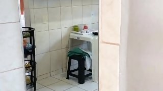 Dona de casa safadinha vestida com mini saia para de limpar a casa para me masturbar