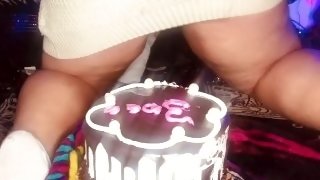 Ass vs Cake! Big ass White girl smashes and twerks on cake