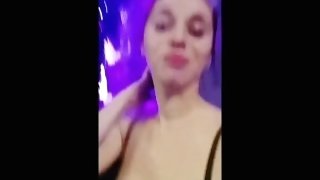 étudiante coquine à une pool party montre son cul pour baiser un mec