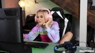 RoommatesTightSnatch69 Gamer blonde receives oral sex and gives head - Jessie Saint