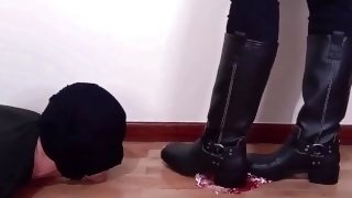 Crush pie with boots - Eat from my soles