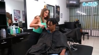 Camsoda-Buxom hairdresser tugging black client