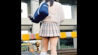 女子高生コスで踏切で電車待ち！スカートふわりして後ろから丸見えになっちゃった！