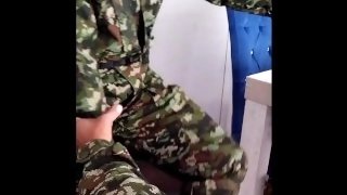 Militar le parte el culo una Mayor ejército de Colombia