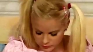 Young kimmy masturbates in raunchy solo
