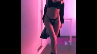 Gostosa da Rainha Hotwife faz strip-tease com lingerie sexy mostrando seus grandes peitos perfeitos