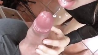 Big quick cum inside girlfriend's mouth (homemade porn)