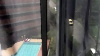 chica depravada se masturba en la ventana espiando a dos chicas en la piscina de su residencia