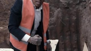 Темнокожий строитель ЖЕСТКО работает руками  Пахать по-черному с Олегом Щегловым 