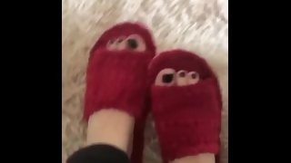 @tici_feet tici feet TICI_FEET rocking my feet wearing slipper - black toenails