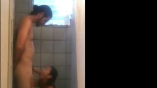 klein aziatisch meisje doucht met grote man
