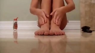 Solo wet masturbation in shower on webcam with bubble butt blonde model