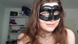 18 jähriges Teenie mit Maske Fickt sich selbst zwei Mal
