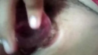 Latina cachonda se masturba con dildo