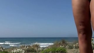 Une fille algérienne a des relations sexuelles avec un homme étranger sur la plage de Marseille