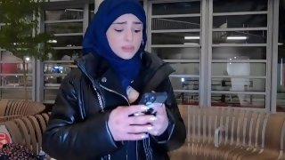 L'Iranienne voilée Nadja se fait Défoncer en anal dans les wc et dans un couloir pour payer l'avion