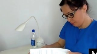 Doctora argentina recibe toda la leche en la cara