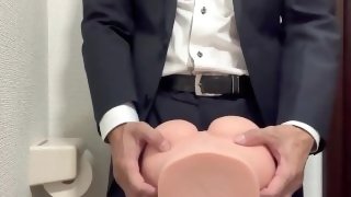 Masturbation in the toilet in a suit　スーツ姿でトイレでオナニー　穿着西装在厕所自慰　एक सूट में शौचा