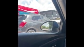 Colombiana lo mama en el carro mientras el semáforo está en luz roja no
