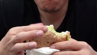 ASMR Asian Guy Cum Eating Breakfast Sandwich 喷射后的三明治