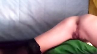 giovane italiana vogliosa si masturba con il cuscino gemendo fino all'orgasmo in autoreggenti
