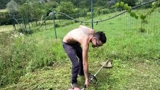 Marito fatto cornuto con il giardiniere e l'amico omosessuale (cuckcold)