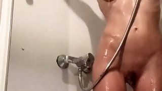 guarda una ragazza Italiana che si masturba e fa pipì sotto la doccia - Discorso italiano